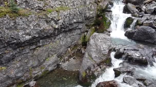 Повітря з ущелини з десятками дрібних водоспадів вгору по краю кам'яної стіни — стокове відео