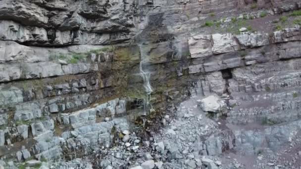 Aerea volando su cascata alta versando da scogliere a Ouray, Colorado — Video Stock