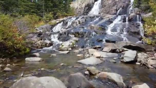 Aerea sul fiume verso cascate gemelle in montagna — Video Stock