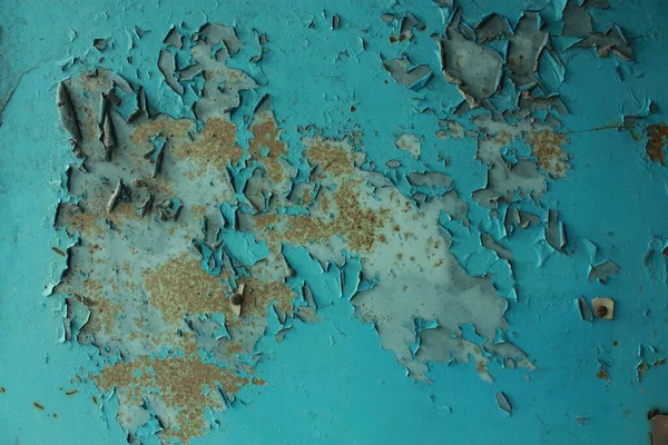Cascas de tinta Teal para revelar uma parede branca com bolor laranja ou manchas de ferrugem em um elevador de grãos — Fotografia de Stock
