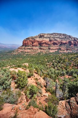 Devils Köprüsü 'ndeki ağaçların arasında büyük renkli kayalık yaylalar belirdi.