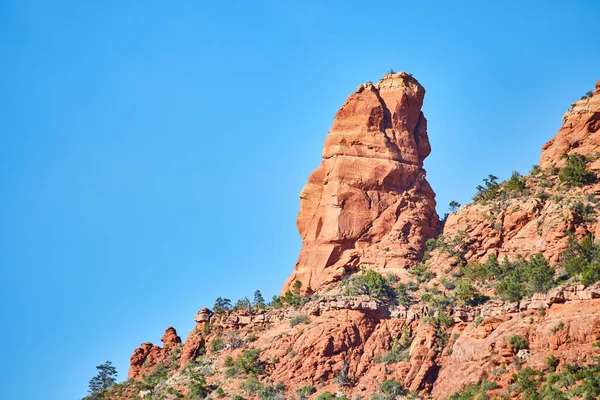 Detalhe da paisagem de montanha de rocha vermelha contra o céu azul — Fotografia de Stock