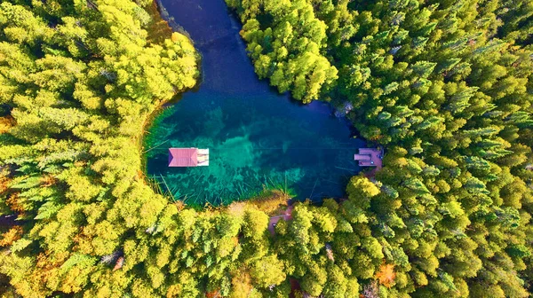 Aerial järven kanssa vene, joka vetää yli köyden alaspäin ammuttu joen — kuvapankkivalokuva