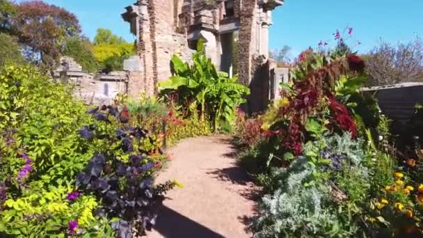 Pequenos jardins ao lado de ruínas antigas no parque de Indiana — Vídeo de Stock