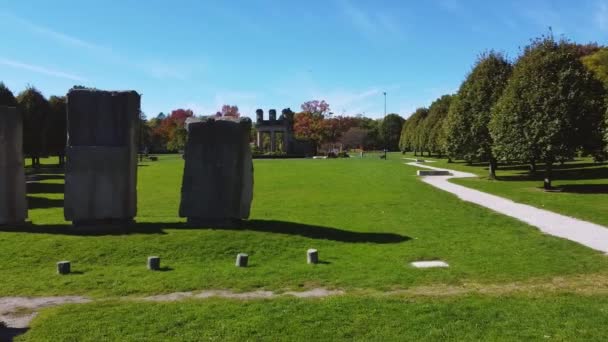 遠くに古い遺跡がある公園にある3つの大きなオベリスク — ストック動画