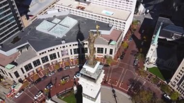 Indiana 'daki Indianapolis Askerler ve Denizciler Anıtı etrafındaki hava çemberi.