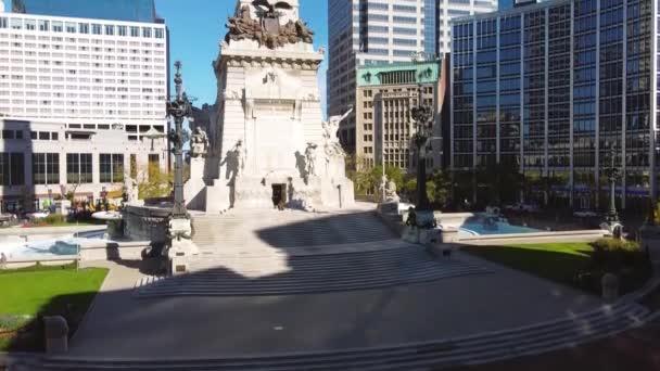 Luchtvaart omhoog Indianapolis Soldiers and Sailors Monument in het centrum — Stockvideo