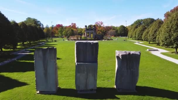 Udara di atas tiga obelisk besar mendekati reruntuhan tua di taman Indianapolis — Stok Video