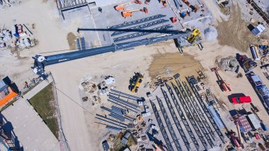 İnşaat alanında çelik kirişli vinç antenleri.