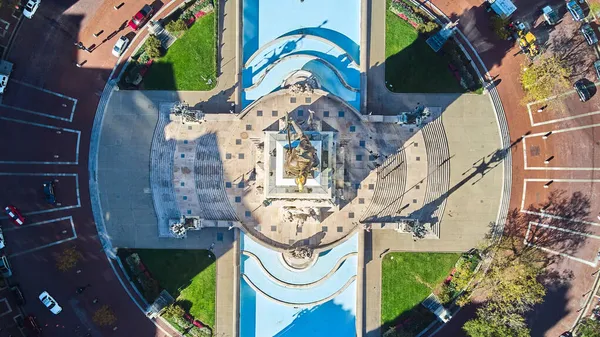 Aerial down view of Soldiers and Sailors Monument and Monument Circle in downtown Indianapolis, Indiana — Stock Photo, Image