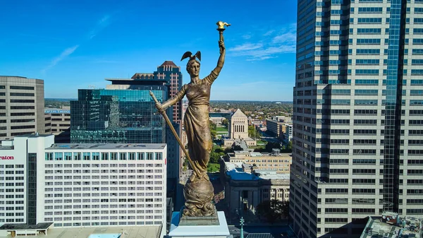 Zdjęcie Żołnierzy i Żeglarzy Pomnik pomnik statua na górze prosto z Indianapolis centrum w tle — Zdjęcie stockowe