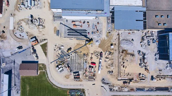 Breed zicht vanuit de lucht recht naar beneden kijkend op bouwplaats — Stockfoto