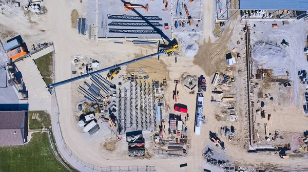 Luchtfoto van een grote bouwplaats met apparatuur en werknemers — Stockfoto