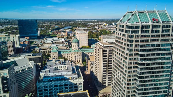 Indianapolisin keskustan rakennusten, oikeustalon ja pilvenpiirtäjien antenni — kuvapankkivalokuva