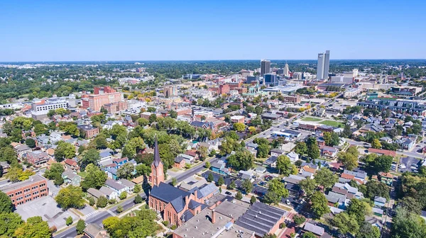 Aerial of Fort Wayne, Indiana templom előtt és a belvárosban a háttérben — Stock Fotó