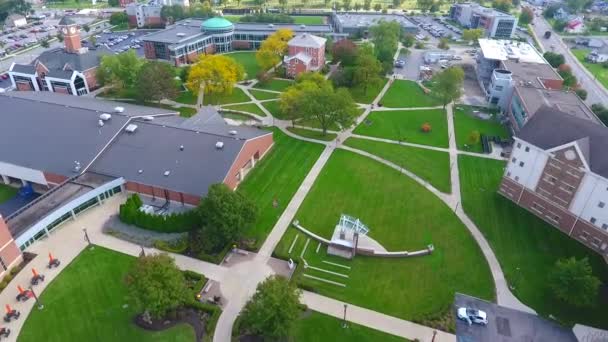 Aérienne à travers le campus universitaire de Indiana Tech à Fort Wayne, Indiana — Video