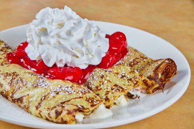 Çilekli ve kremalı üç krep kahvaltısı.