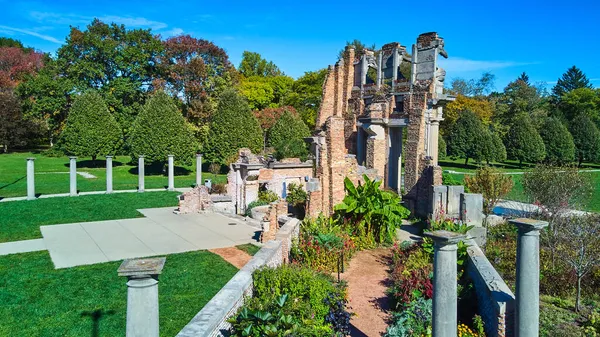 Indianapolis, Indiana 'daki eski harabelerin yanındaki bahçeler.