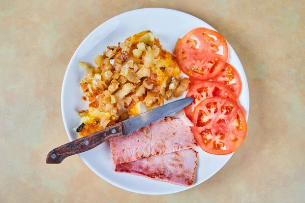Rustik frukosttallrik rakt ner av skinka, potatis och tomater — Stockfoto