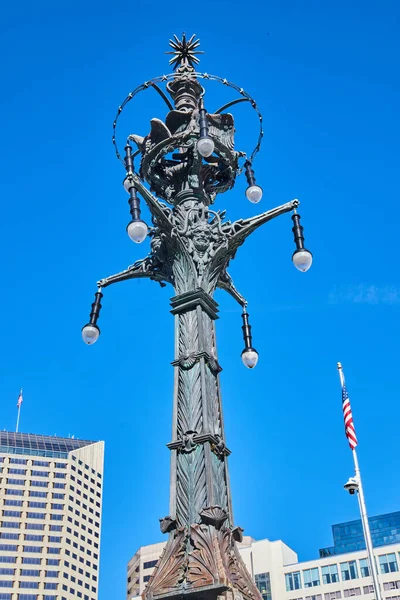 Soldaten und Matrosen Monumentales Design von Laternenpfählen vor blauem Himmel — Stockfoto