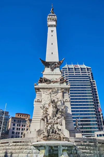 Sotilaat ja merimiehet muistomerkki yksityiskohtia veistoksia Indianapolis, Indiana — kuvapankkivalokuva