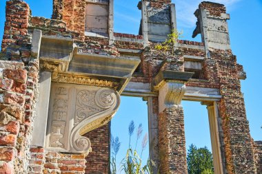 Tuğlayla kaplı eski harabelerin ayrıntıları