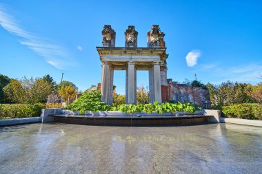 Parktaki eski sütunlar ve heykeller.