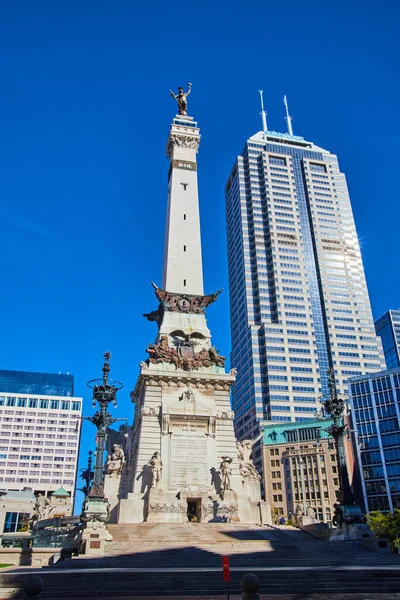 Widok na duży Pomnik Żołnierzy i Żeglarzy w centrum Indianapolis, Indiana — Zdjęcie stockowe