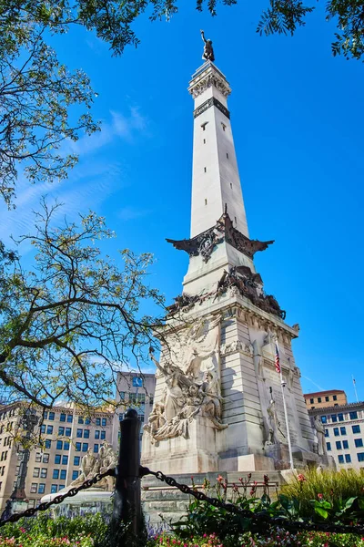 View through trees and against barrier of Soldiers and Sailors Monument in Indianapolis, Indiana — Stock Photo, Image