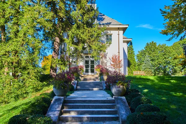 Steps lined with flowers leading to 19th Century American mansion — Stock Photo, Image