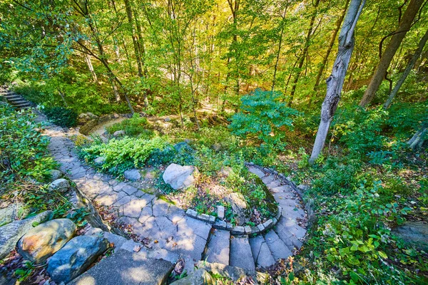 Steinstufen und Steingarten im Wald im Herbst — Stockfoto