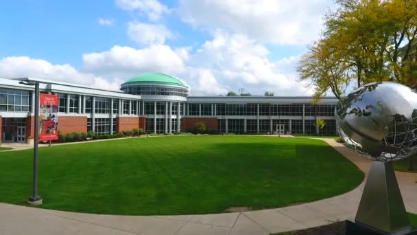 Glisser vers l'arrière à travers le campus universitaire américain — Video