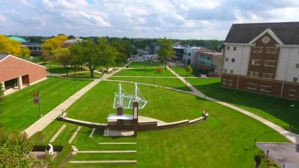 アメリカのインディアナ大学のキャンパス内の芝生のフィールド上の空中 — ストック動画