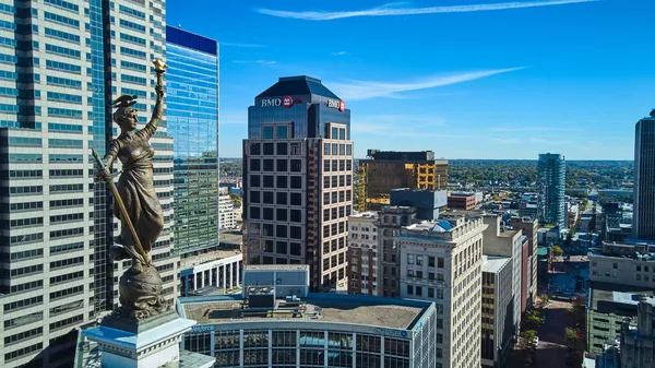 Flygfoto av Indianapolis staty på toppen av soldater och seglare Monument med staden i centrum i bakgrunden — Stockfoto