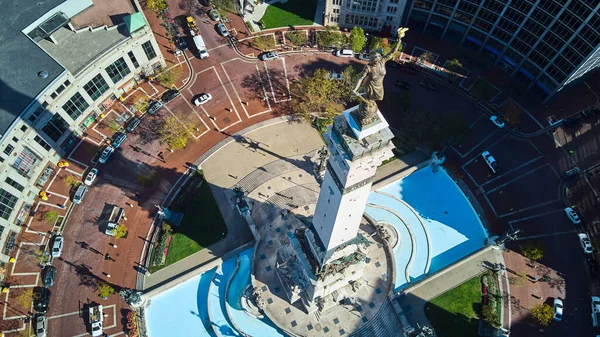 Aéreo olhando para baixo em soldados e marinheiros Monumento e monumento círculo em Indianápolis, Indiana — Fotografia de Stock