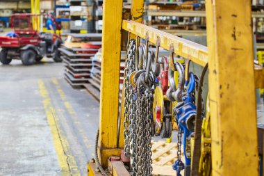 Arkaplanda üretim aksesuarları ve forklift ayrıntıları