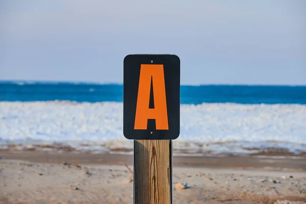 Σηματοδότης γράμμα Α σε αμμώδη παραλία με παγωμένο στρώμα — Φωτογραφία Αρχείου