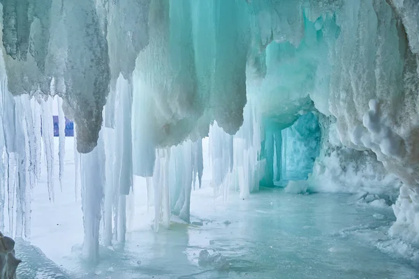 Mavi ve yeşil kışın buz tüneli