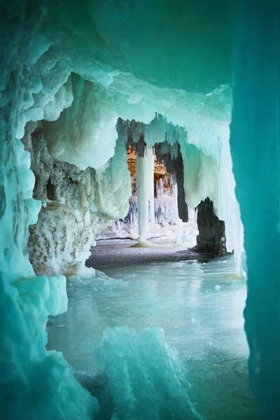 Duży lód w jaskini lodowej z żywymi kolorami niebieskim i zielonym — Zdjęcie stockowe