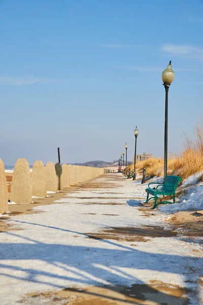 Pohled na lavici a světelné sloupky obložení chodníku v zimě — Stock fotografie
