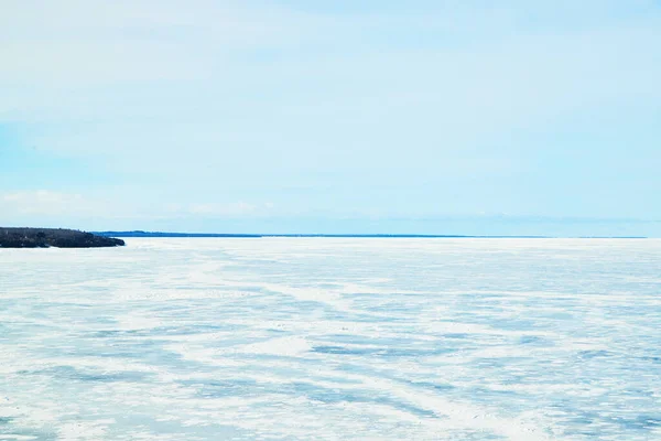 Grandes formaciones de hielo congeladas del lago —  Fotos de Stock