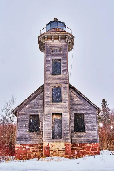 冬天的雪，有旧的木制和废弃的灯塔 — 图库照片