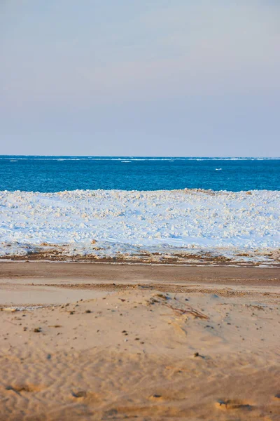 Camadas verticais na praia de céu, água, gelo e areia — Fotografia de Stock