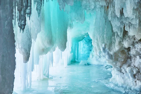 Kışın dar mavi buz mağarası