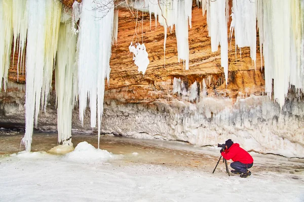 Fotograf fängt Bild von Eiszapfen an felsigen Klippen ein — Stockfoto