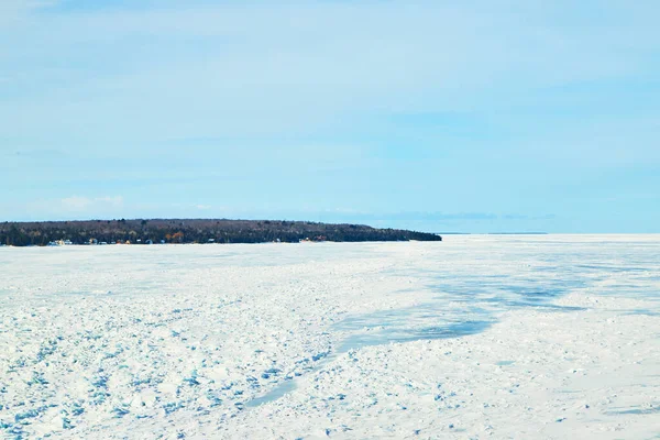 Formaciones de hielo rotas que cubren el lago congelado en Michigan —  Fotos de Stock