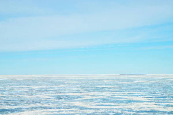 Jégképződmények a befagyott tavon a Mackinaw hídról — Stock Fotó