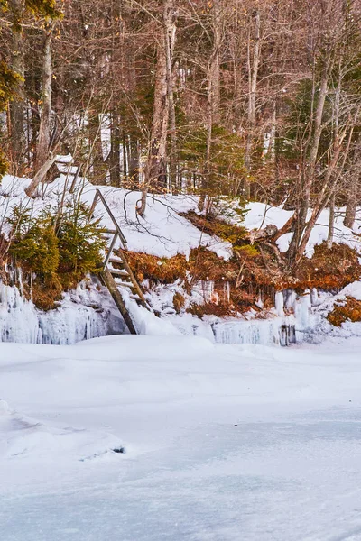 Lago congelado con escalera dañada al nivel del agua —  Fotos de Stock
