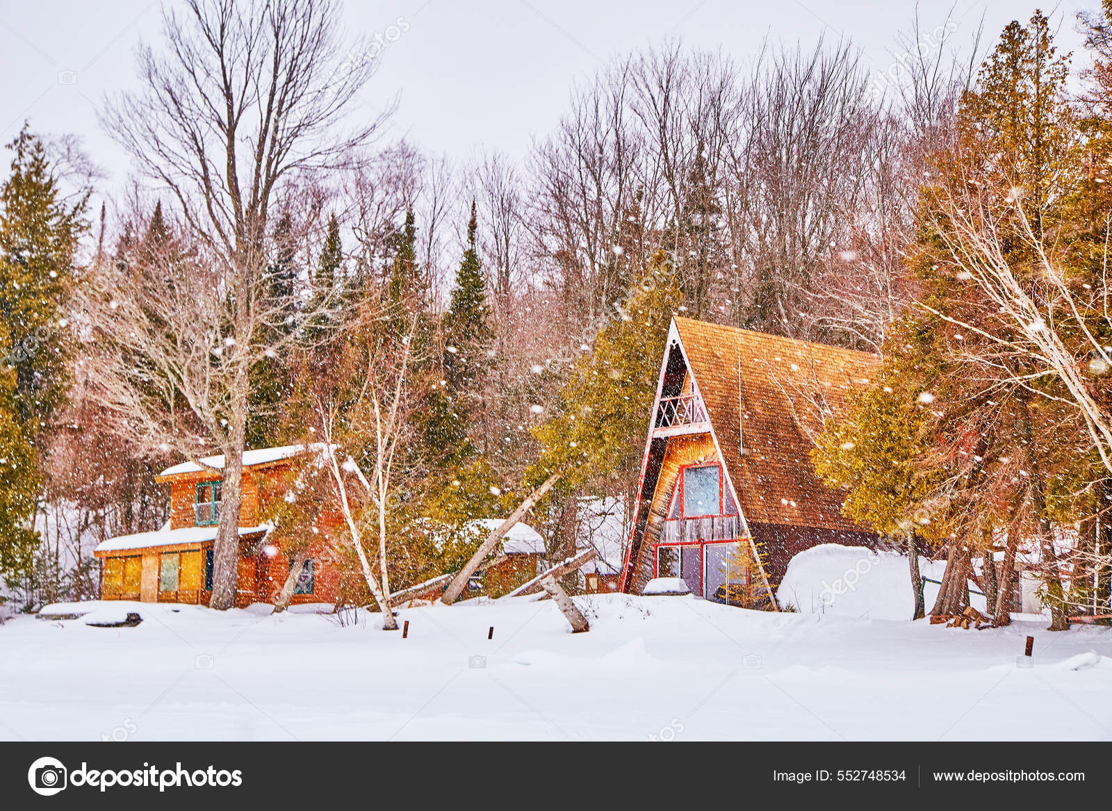 Cabanas abandonadas na costa durante o inverno com lago congelado — Foto ©  njproductions #552748534, image size:1600x1167