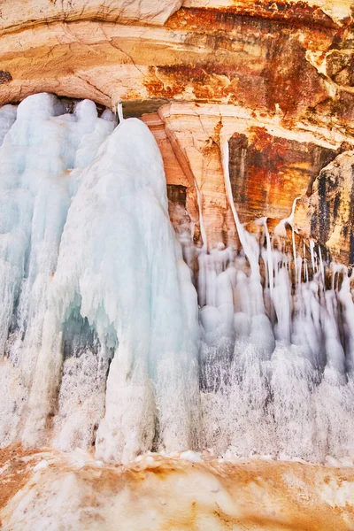 Detalle de pared de roca de invierno cubierto de hielo azul liso — Foto de Stock